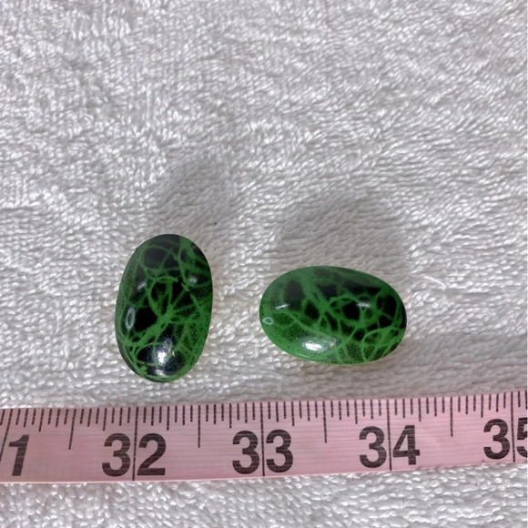 Vintage Black W Green Oval Plastic Clip On Earrings - Picture 8 of 8